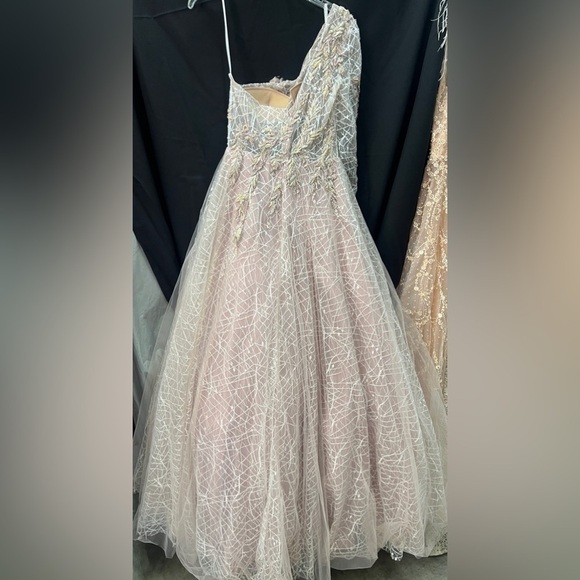 Mac Duggal 20232 NWOT EMBROIDERED ONE SHOULDER BODICE BALLGOWN - Picture 4 of 6